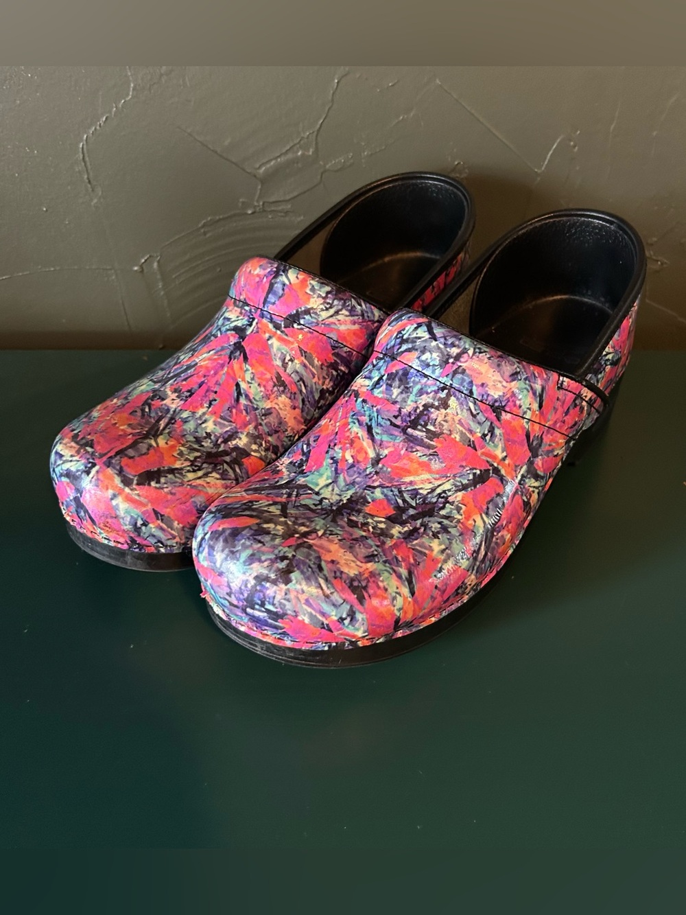 Dansko Color Burst Patent Leather Clogs Comfort Shoes Women's Size EUR 42 US 10